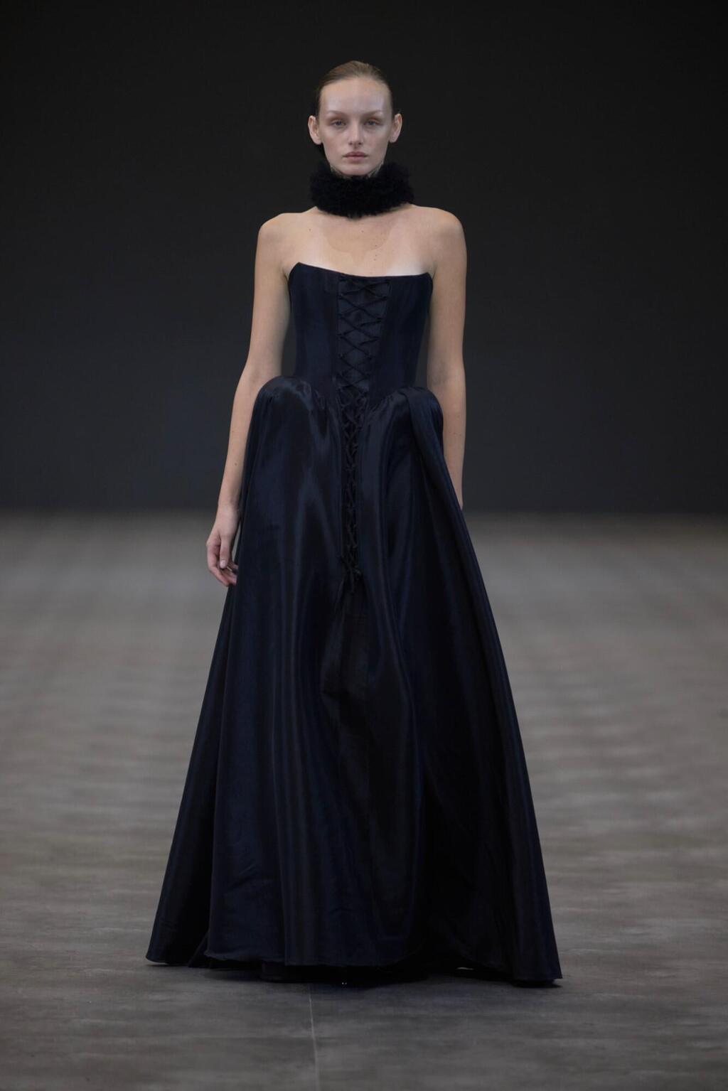 השמלה שנעלה את התצוגה של לי אלמונד (צילום: עומרי רוזנגרט) התצוגה של לי אלמונד בשבוע האופנה תל אביב, 2025