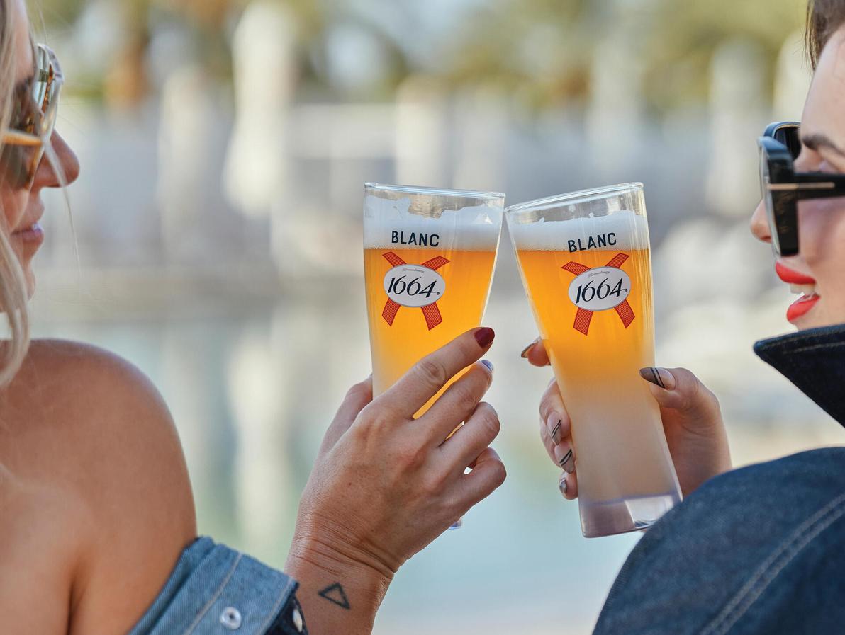 עושים חיים בצילומי אופנה בקפרסין. ועוד יש בירה!