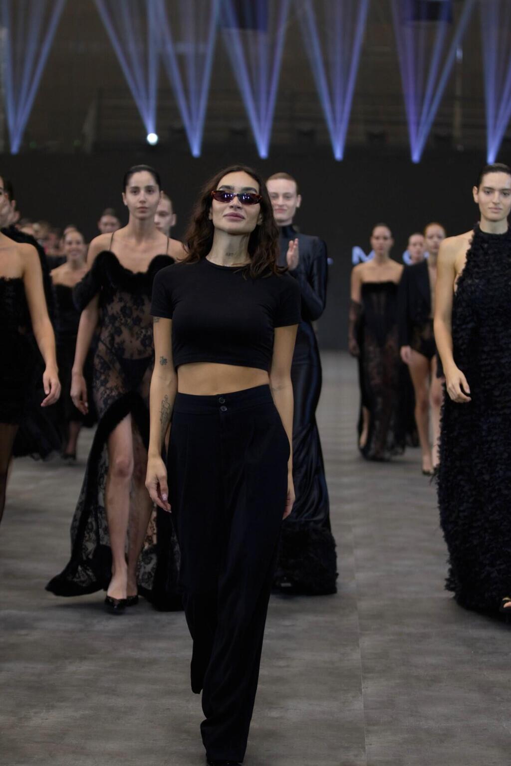 לי אלמונד על המסלול בסוף התצוגה (צילום: עומרי רוזנגרט) התצוגה של לי אלמונד בשבוע האופנה תל אביב, 2025
