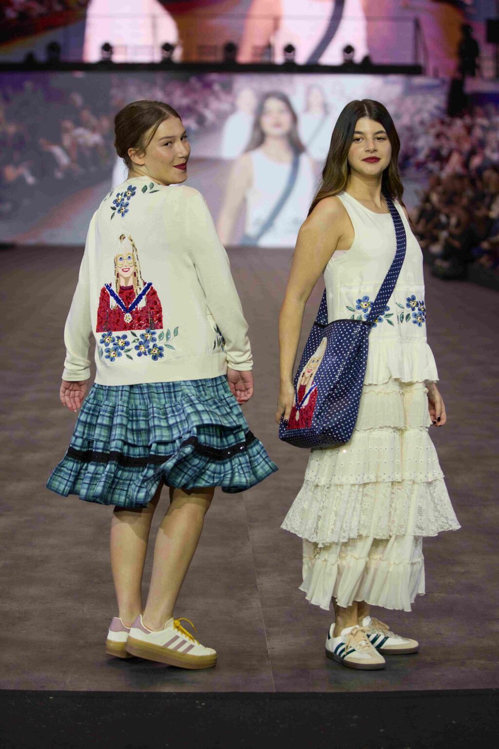 הנכדות של טובה'לה חסין על המסלול בתצוגה של טובה'לה+ בשבוע האופנה תל אביב, 2025