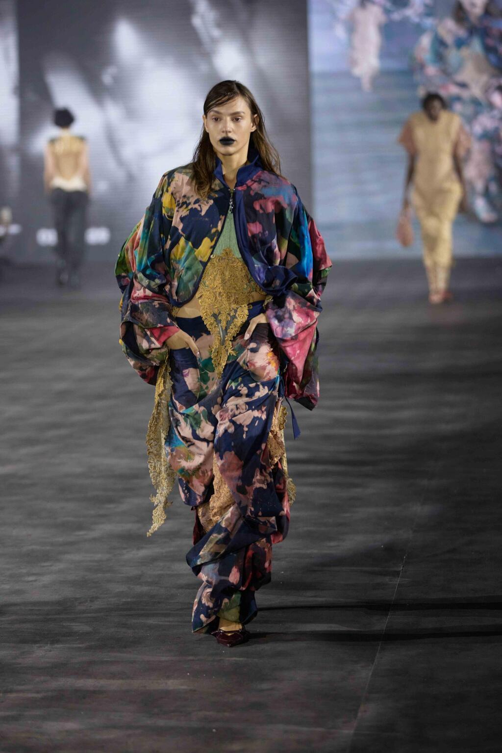 אליענה זקס בדגם של גאל ואן לירדה בתצוגה של שנקר (צילום: עומרי רוזנגרט) אליענה זקס בדגם של גאל ואן לירדה בתצוגה של שנקר