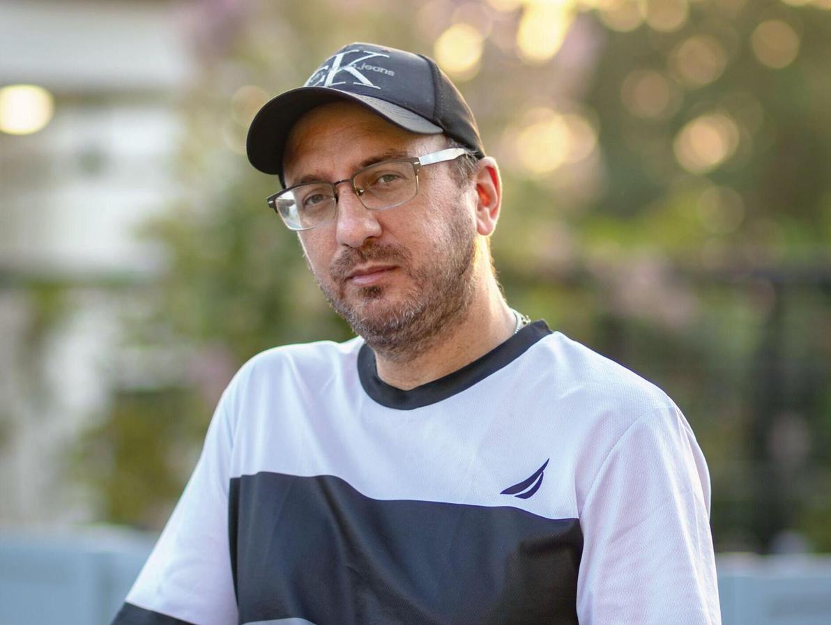 אלעד קויאטק. "אנשים חושבים שמערכות יחסים זה אהלן אהלן, ואז בוכים שהזוגיות שלהם פח"