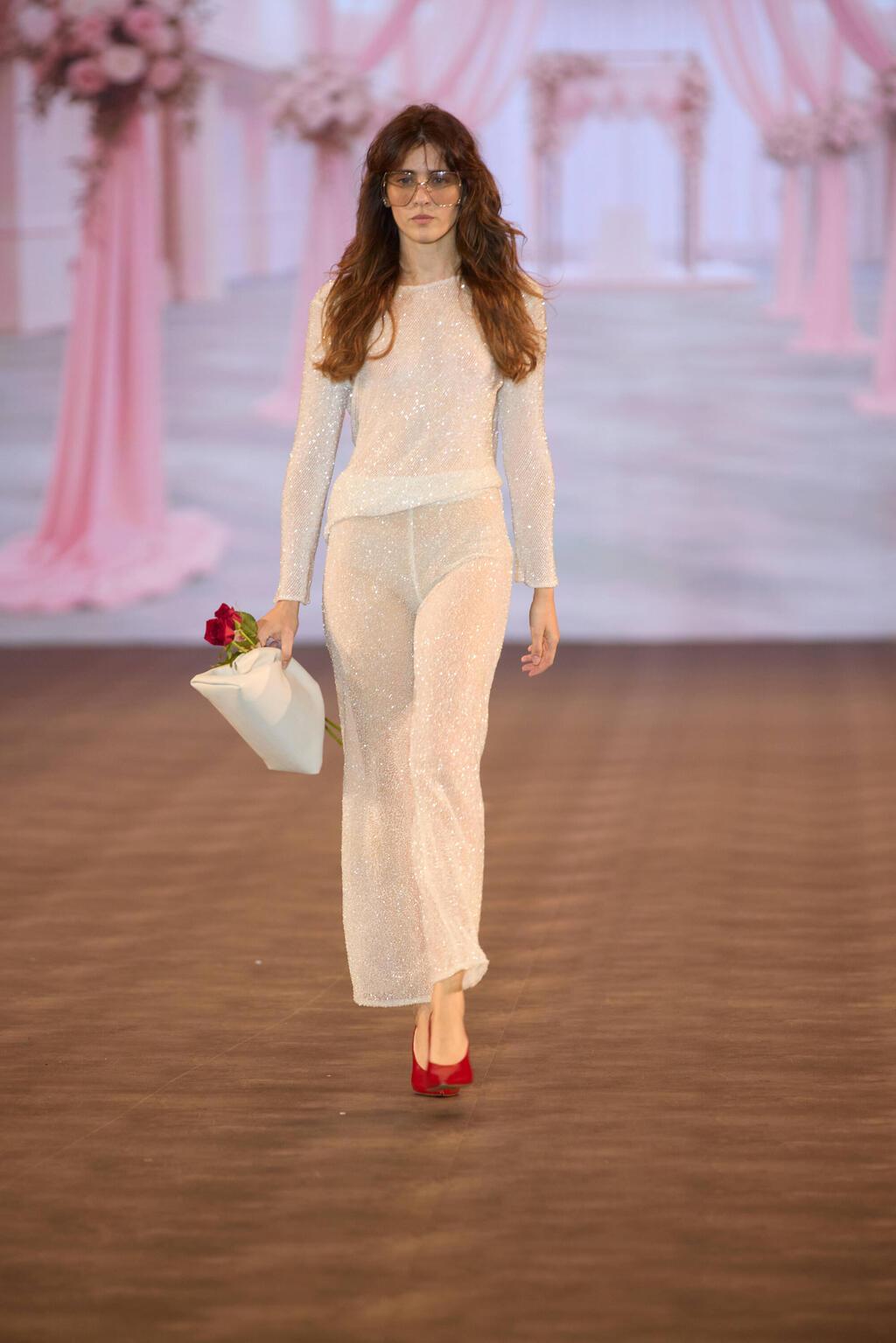 אוסף מגובש, צעיר וטרנדי, שכלות רבות והמלוות לצידן ישמחו לאמץ (צילום: עומרי רוזנגרט) התצוגה של עידן לרוס בשבוע האופנה תל אביב, 2025