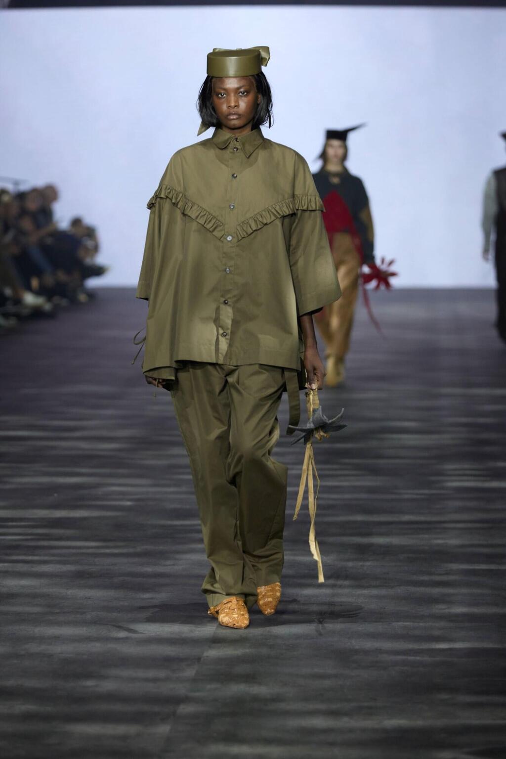 חליפה בצבע זית בהיר (צילום: עומרי רוזנגרט) התצוגה של אהרון גניש בשבוע האופנה תל אביב, 2025