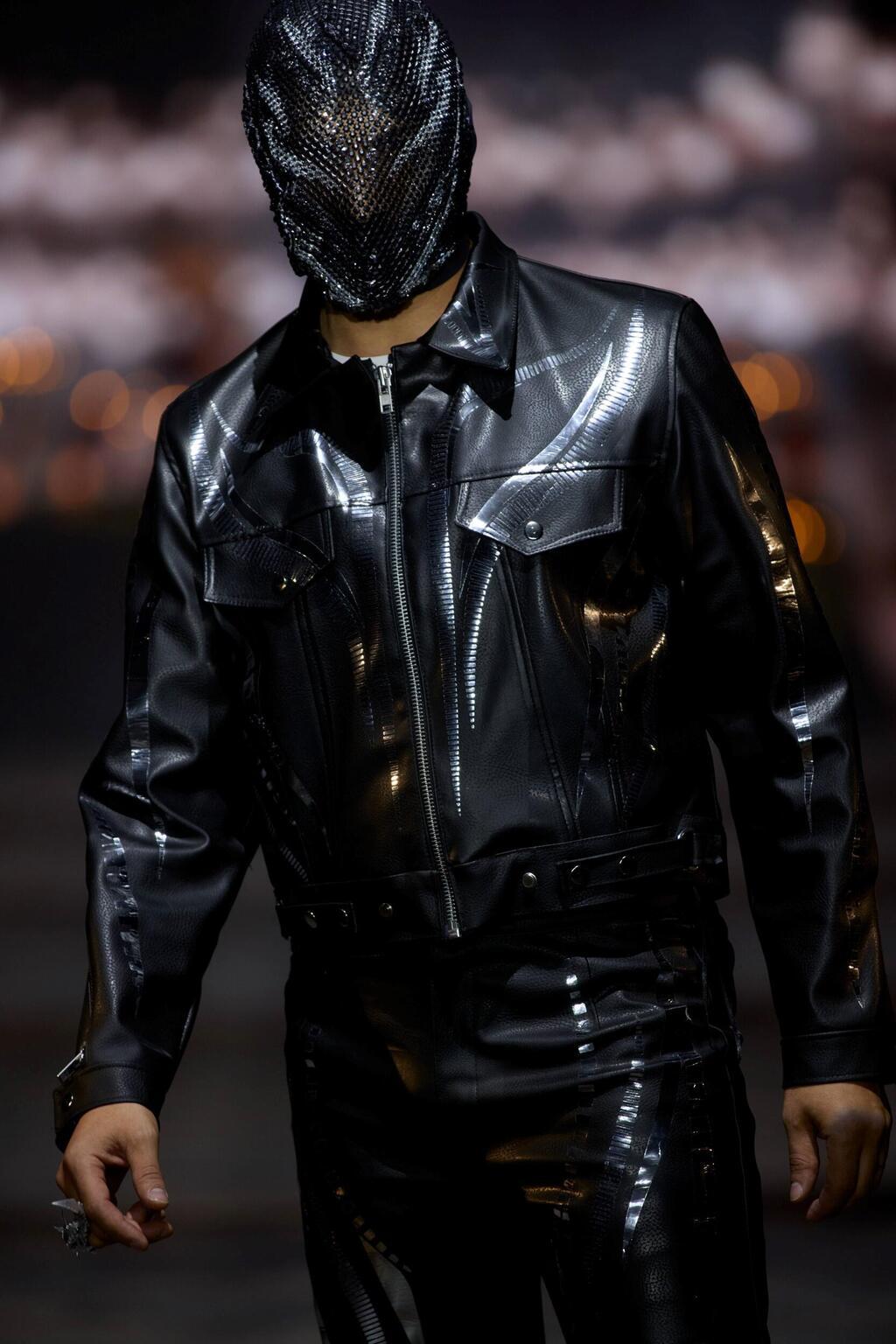 רן דנקר במסכה (צילום: עומרי רוזנגרט) רן דנקר בתצוגה של ינקי ונטף בשבוע האופנה תל אביב, 2025