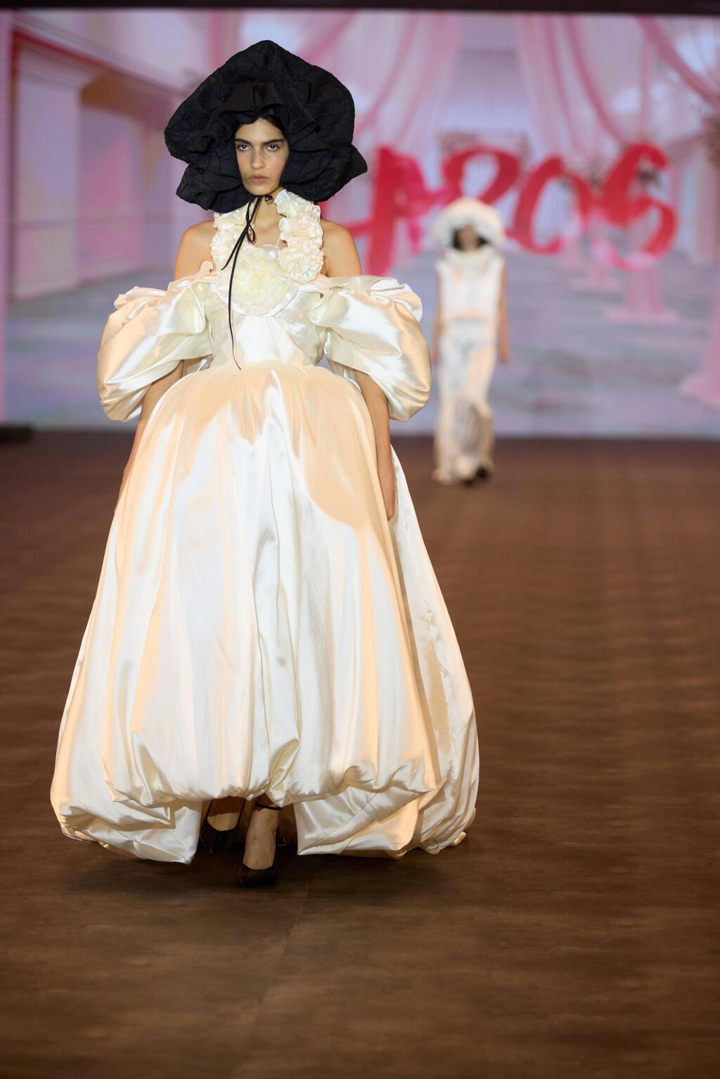 משחקי נפחים בתצוגה של עידן לרוס (צילום: עומרי רוזנגרט) התצוגה של עידן לרוס בשבוע האופנה תל אביב, 2025