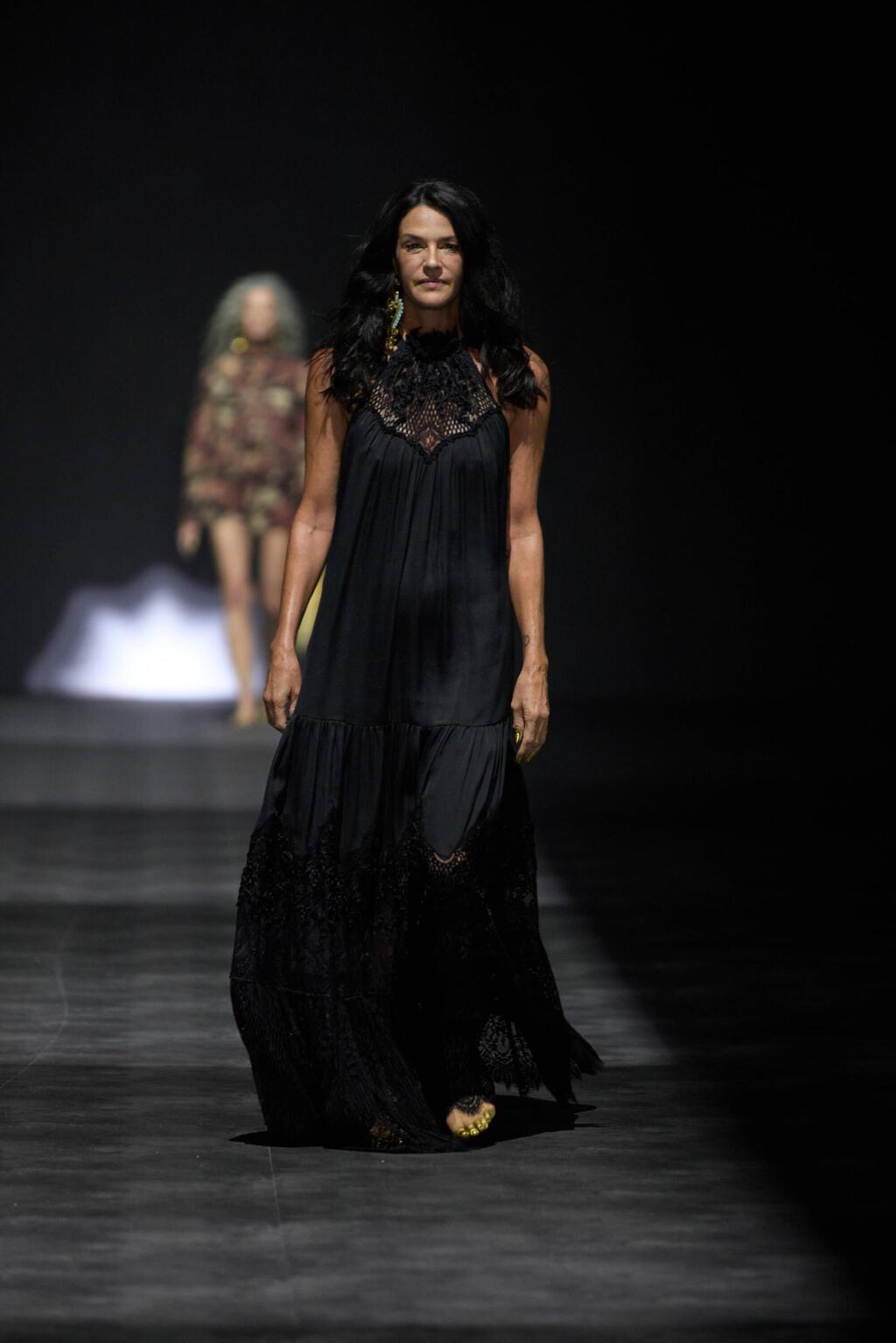 שירז טל בתצוגה של קובי הלפרין (צילום: עומרי רוזנגרט) התצוגה של קובי הלפרין בשבוע האופנה תל אביב, 2025