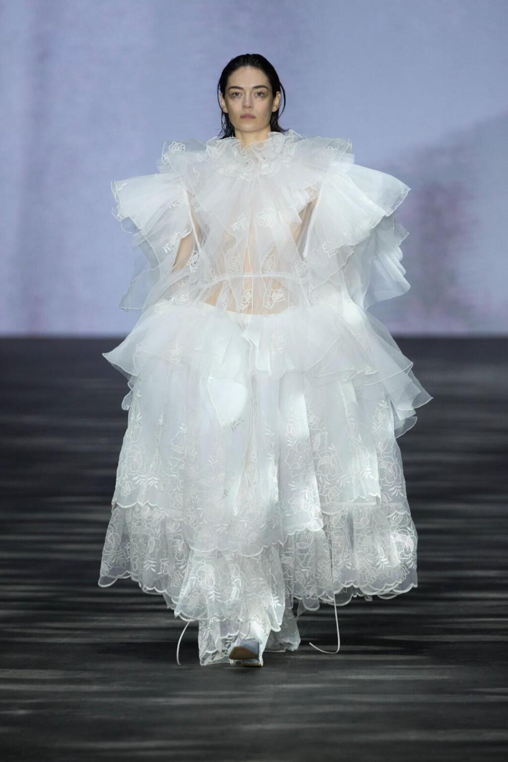 עדה זמורה בתצוגה של אהרון גניש (צילום: עומרי רוזנגרט) התצוגה של אהרון גניש בשבוע האופנה תל אביב, 2025