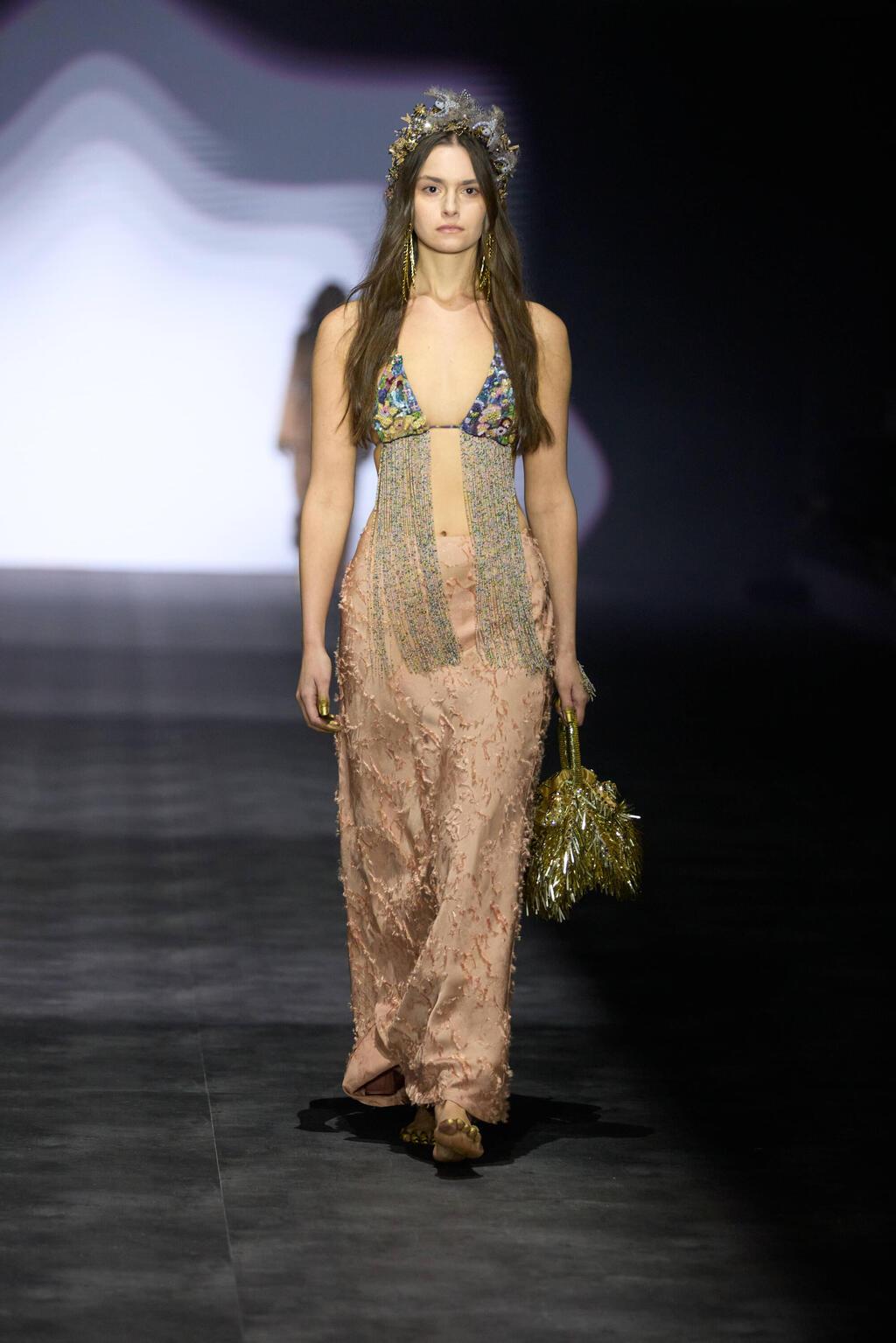 דוגמניות יחפות עם תכשיטי רגליים מוזהבים (צילום: עומרי רוזנגרט) התצוגה של קובי הלפרין בשבוע האופנה תל אביב, 2025