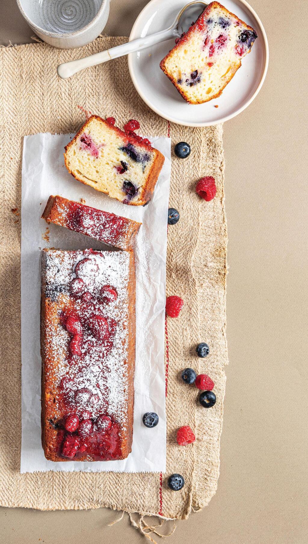 עוגת יוגורט ופירות יער