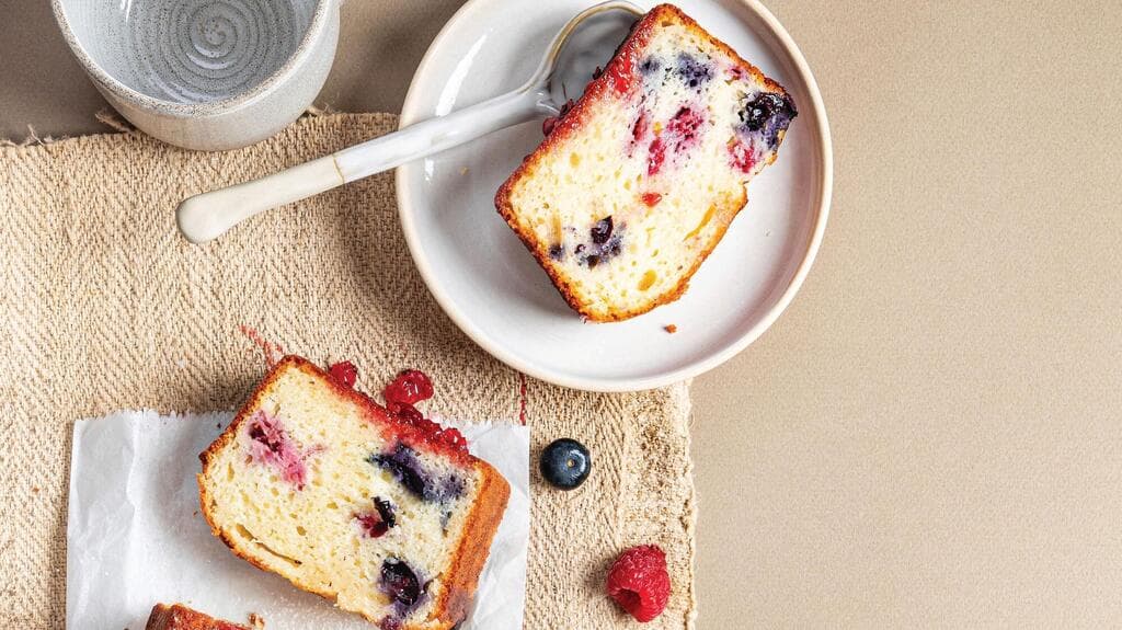 עוגת יוגורט ופירות יער