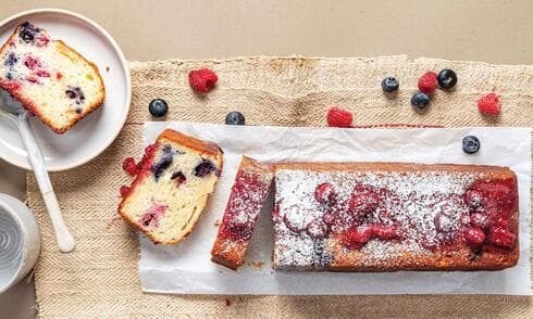 עוגת יוגורט ופירות יער