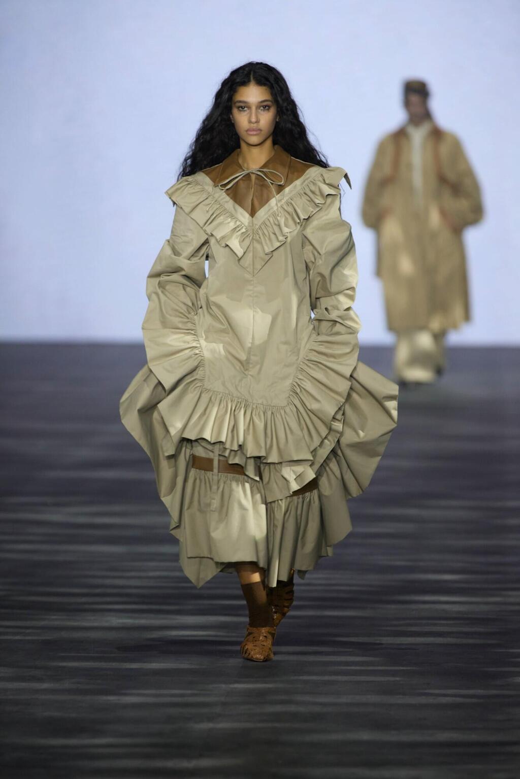 "ביהדות הציד איננו רק פעולה פיזית, אלא משל למסע פנימי" (צילום: עומרי רוזנגרט) התצוגה של אהרון גניש בשבוע האופנה תל אביב, 2025