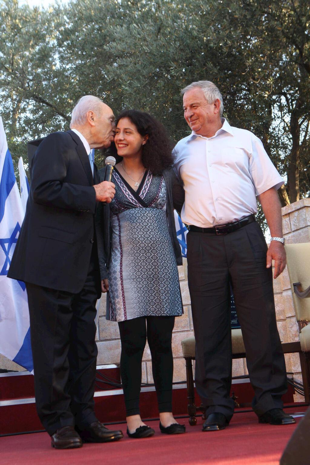 יסמין פיינגולד עם אבי טויבין שהציל אותה והנשיא שמעון פרס שהעניק לו את אות המתנדב (צילום: עטא עויסאת) יסמין פיינגולד עם אבי טויבין שהציל אותה והנשיא שמעון פרס שהעניק לו את אות המתנדב