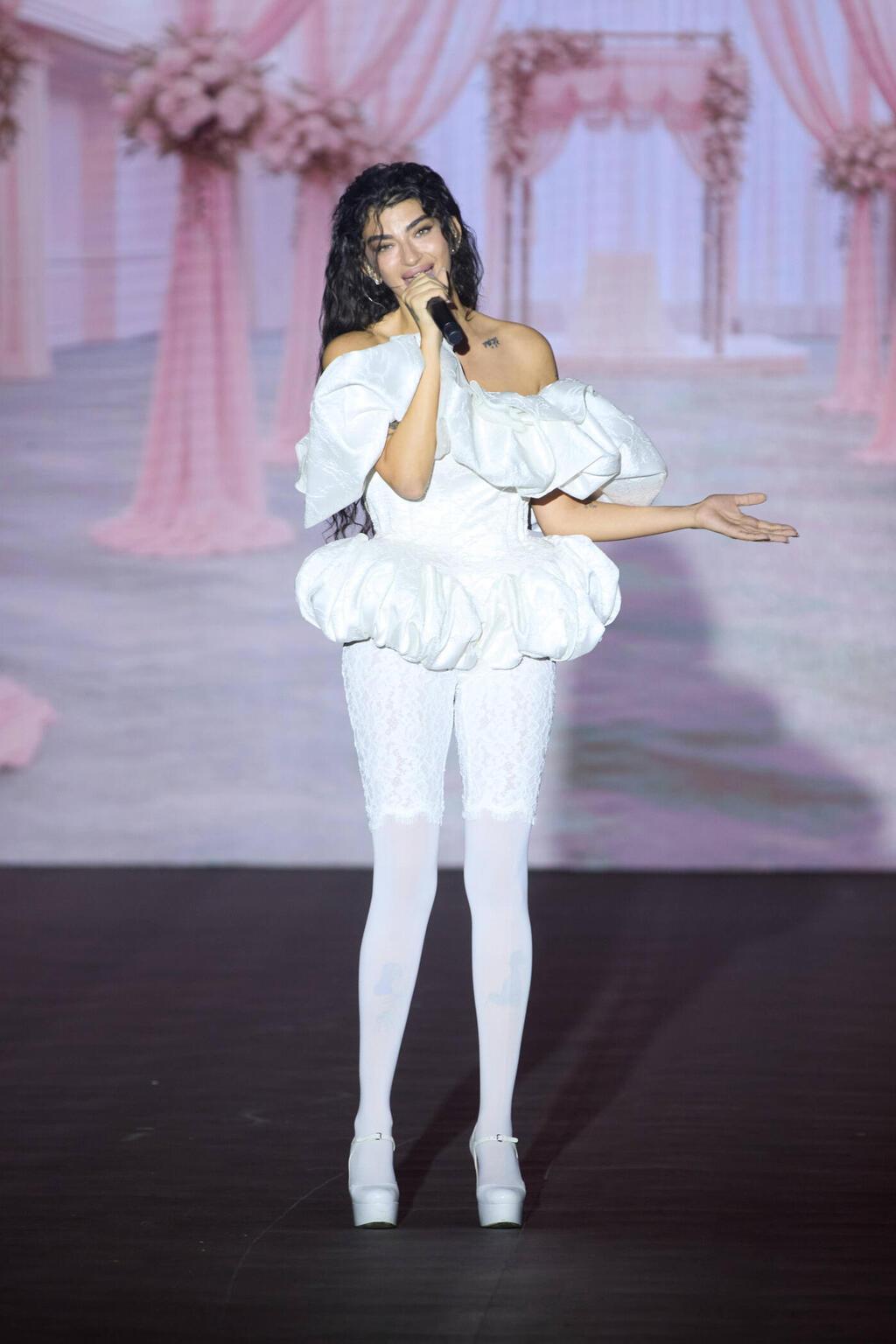 פרידה עוזיאל בתצוגה של עידן לרוס (צילום: עומרי רוזנגרט) פרידה עוזיאל בתצוגה של עידן לרוס בשבוע האופנה תל אביב, 2025