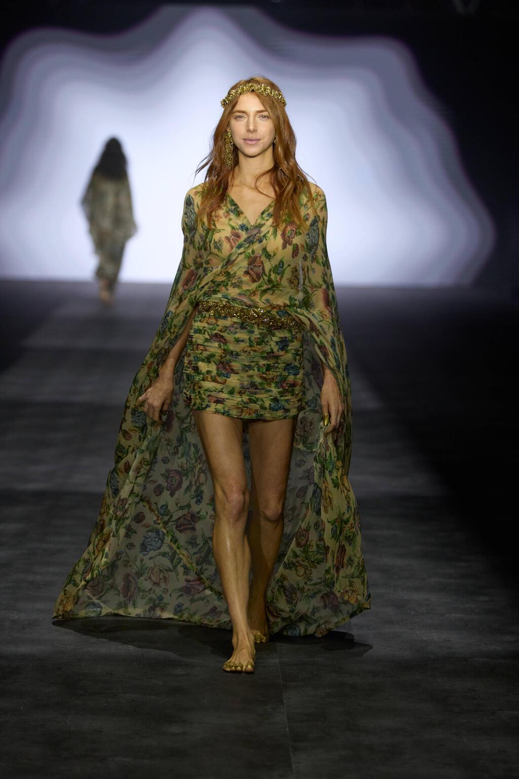 מאיה ורטהיימר על המסלול של קובי הלפרין (צילום: עומרי רוזנגרט) התצוגה של קובי הלפרין בשבוע האופנה תל אביב, 2025