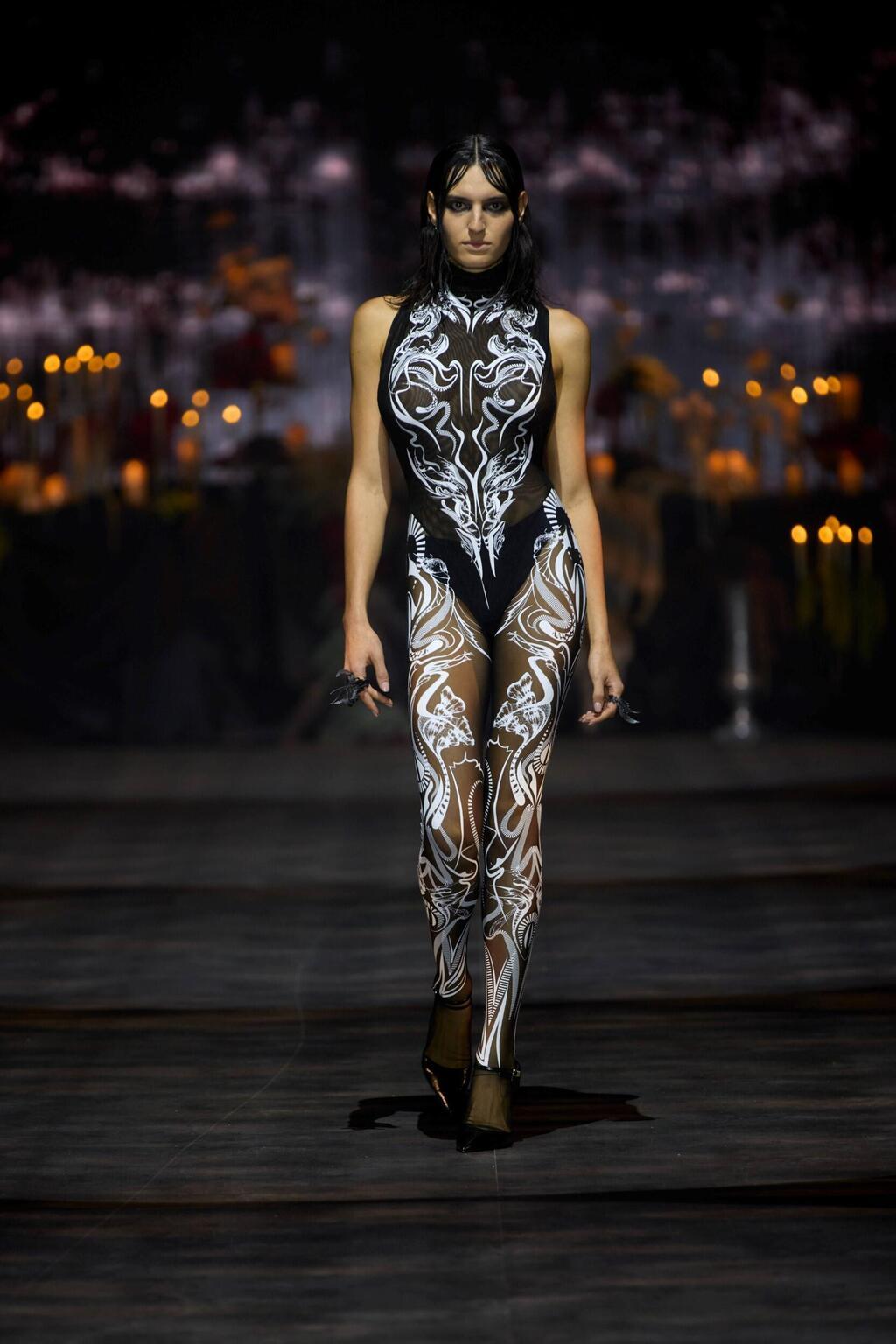 בגדי גוף צמודים בצבעוניות של שחור ולבן (צילום: עומרי רוזנגרט) התצוגה של ינקי ונטף בשבוע האופנה תל אביב, 2025