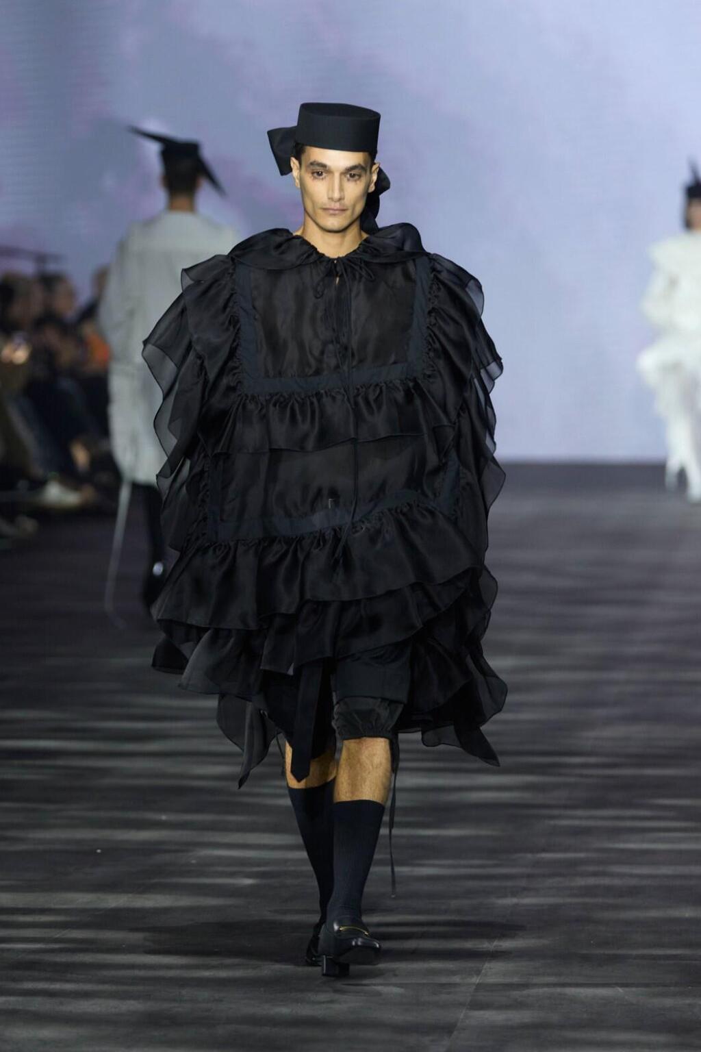 התצוגה של אהרון גניש (צילום: עומרי רוזנגרט) התצוגה של אהרון גניש בשבוע האופנה תל אביב, 2025