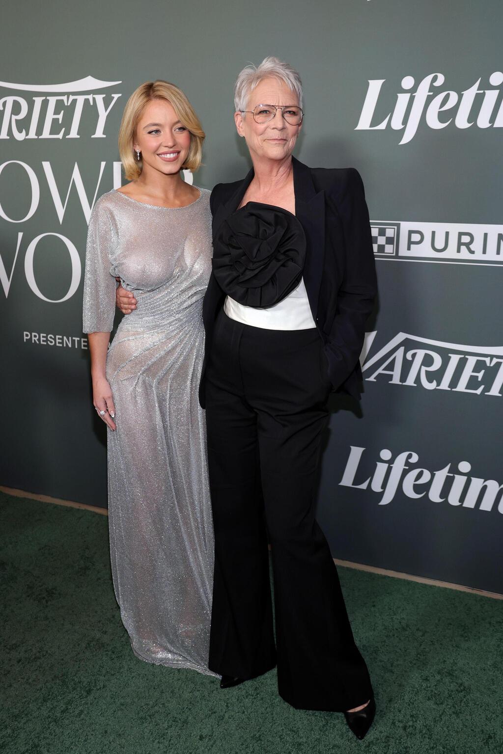 סידני סוויני וג'יימי לי קרטיס באירוע של וראייטי (צילום: Maya Dehlin Spach/Getty Images) סידני סוויני וג'יימי לי קרטיס באירוע הכוח הנשי של וראייטי, 2025