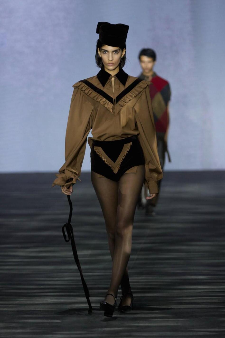 התצוגה של אהרון גניש (צילום: עומרי רוזנגרט) התצוגה של אהרון גניש בשבוע האופנה תל אביב, 2025