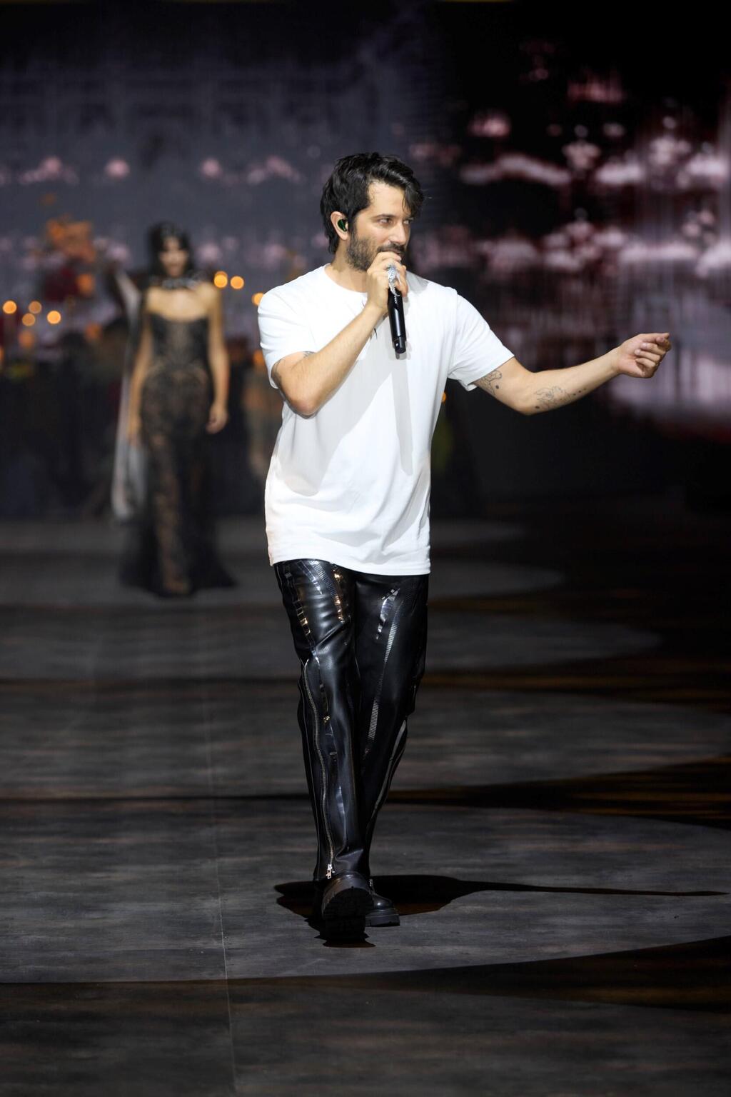 רן דנקר נחשף (צילום: עומרי רוזנגרט) רן דנקר בתצוגה של ינקי ונטף בשבוע האופנה תל אביב, 2025