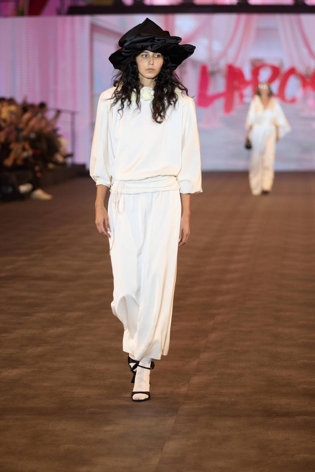 התצוגה של עידן לרוס (צילום: עומרי רוזנגרט) התצוגה של עידן לרוס בשבוע האופנה תל אביב, 2025