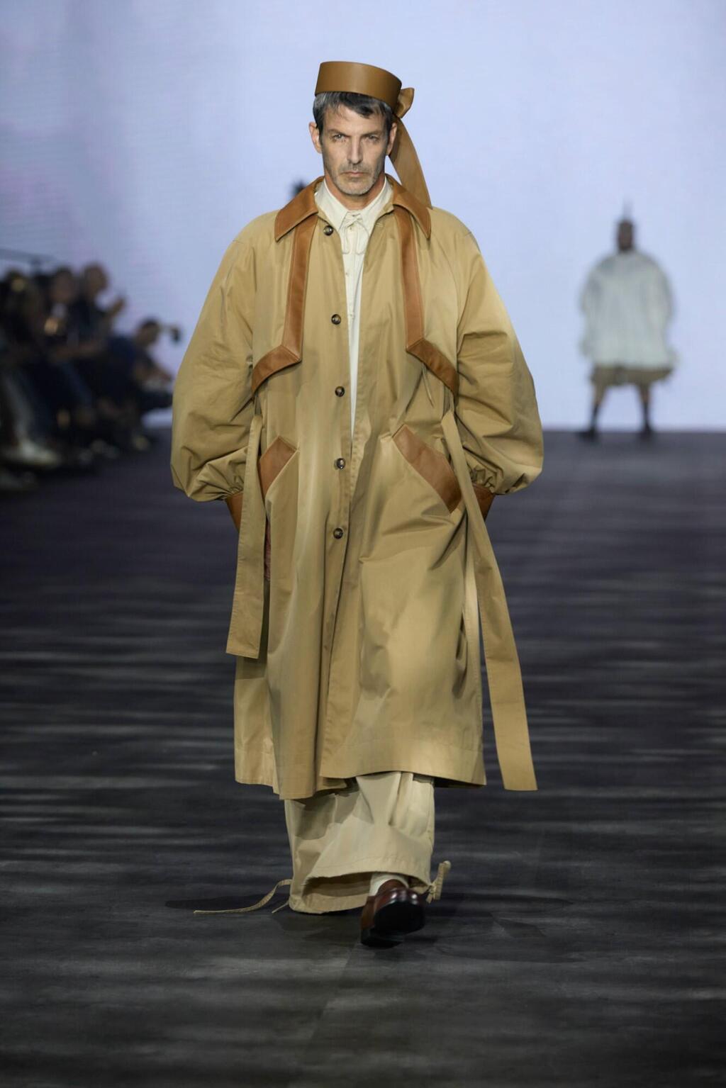 ז'קט טרנץ' מרהיב בצבע קאמל מקושט רצועות עור בצבע שוקולד (צילום: עומרי רוזנגרט) התצוגה של אהרון גניש בשבוע האופנה תל אביב, 2025