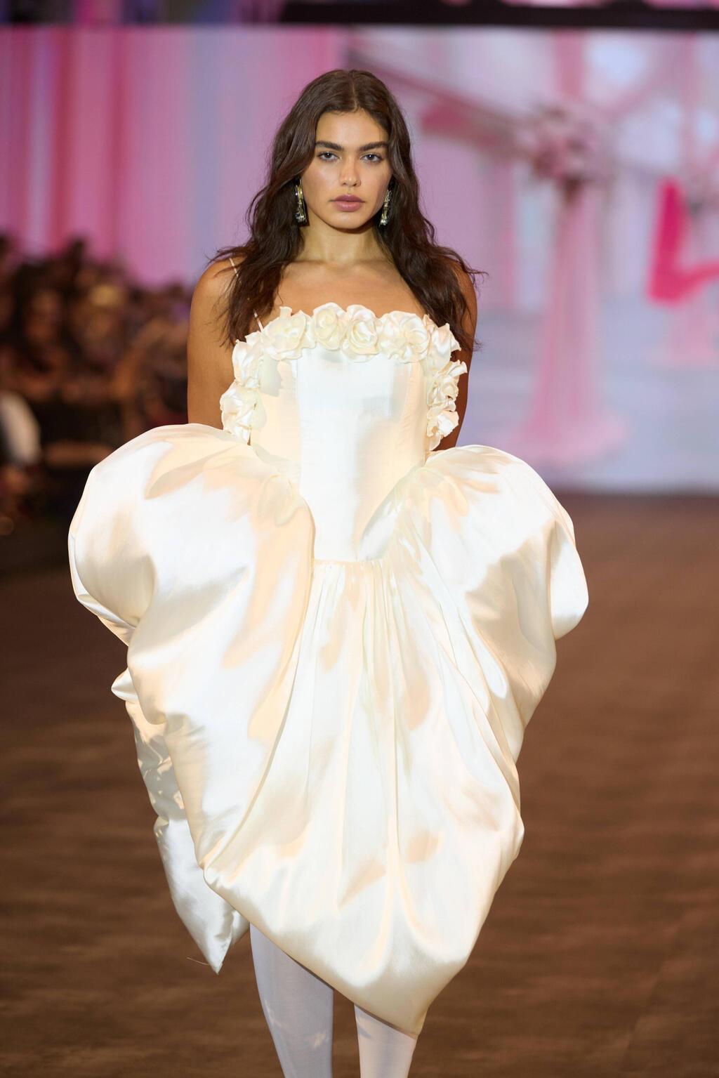 מחווה אסתטית, הרמונית ומלאת הומור לאופרות הסבון של שנות ה-80 (צילום: עומרי רוזנגרט) התצוגה של עידן לרוס בשבוע האופנה תל אביב, 2025