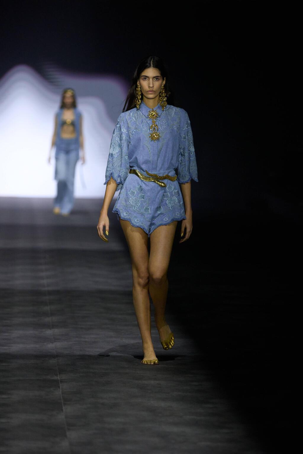 התצוגה של קובי הלפרין (צילום: עומרי רוזנגרט) התצוגה של קובי הלפרין בשבוע האופנה תל אביב, 2025