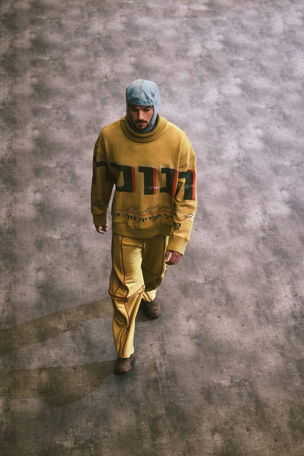 שימוש נבון בהיסטוריה המשפחתית עם הדפסים של המותג "אופנת חנוכה" (צילום: דניאל סיני) התצוגה של ירדן חנוכה למותג JOR-D בשבוע האופנה תל אביב, 2025