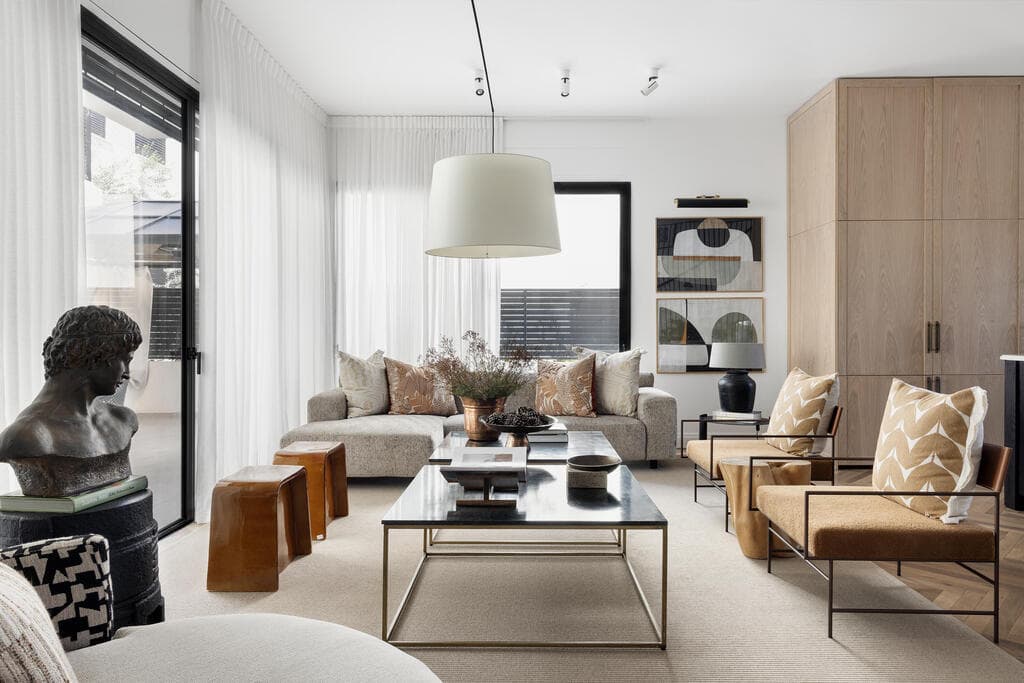 יציאה לחצר מהוויטרינות שמקיפות את הסלון (צילום: איתי בנית) בית בשרון בתכנון עיצוב נירית פרנקל וקרן ניב טולדנו