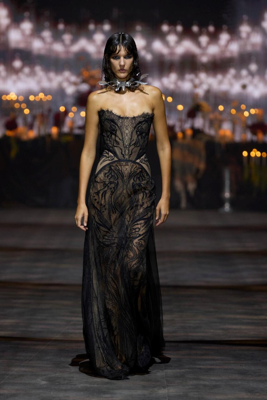 שמלת סטרפלס מתחרה במראה דרמטי ואפל. ינקי ונטף (צילום: עומרי רוזנגרט) התצוגה של ינקי ונטף בשבוע האופנה תל אביב, 2025