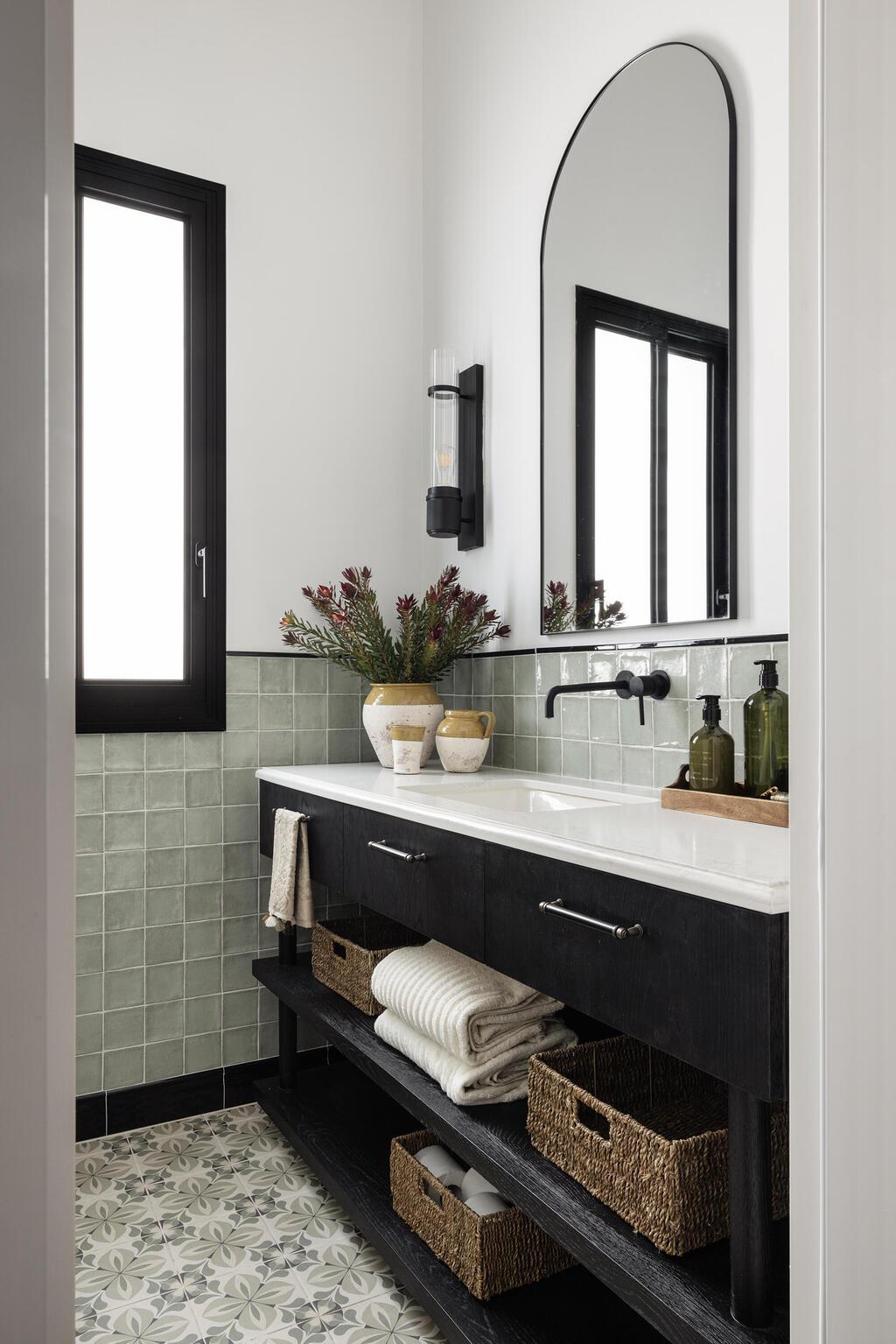 נגיעת מרווה גם בחדר הרחצה הזוגי (צילום: איתי בנית) בית בשרון בתכנון עיצוב נירית פרנקל וקרן ניב טולדנו