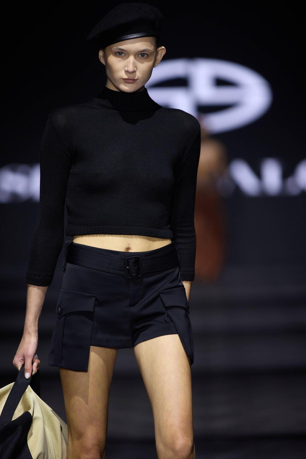 מערכת לבוש עם צלליות וחיתוכים טרנדיים. שי שלום (צילום: עומרי רוזנגרט) התצוגה של שי שלום בשבוע האופנה תל אביב, 2025