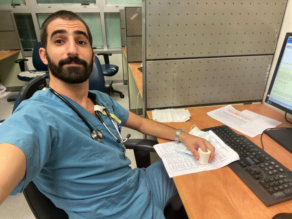 במהלך העבודה בבית החולים (צילום: צור רונן אמסלם) ד"ר צור רונן אמסלם