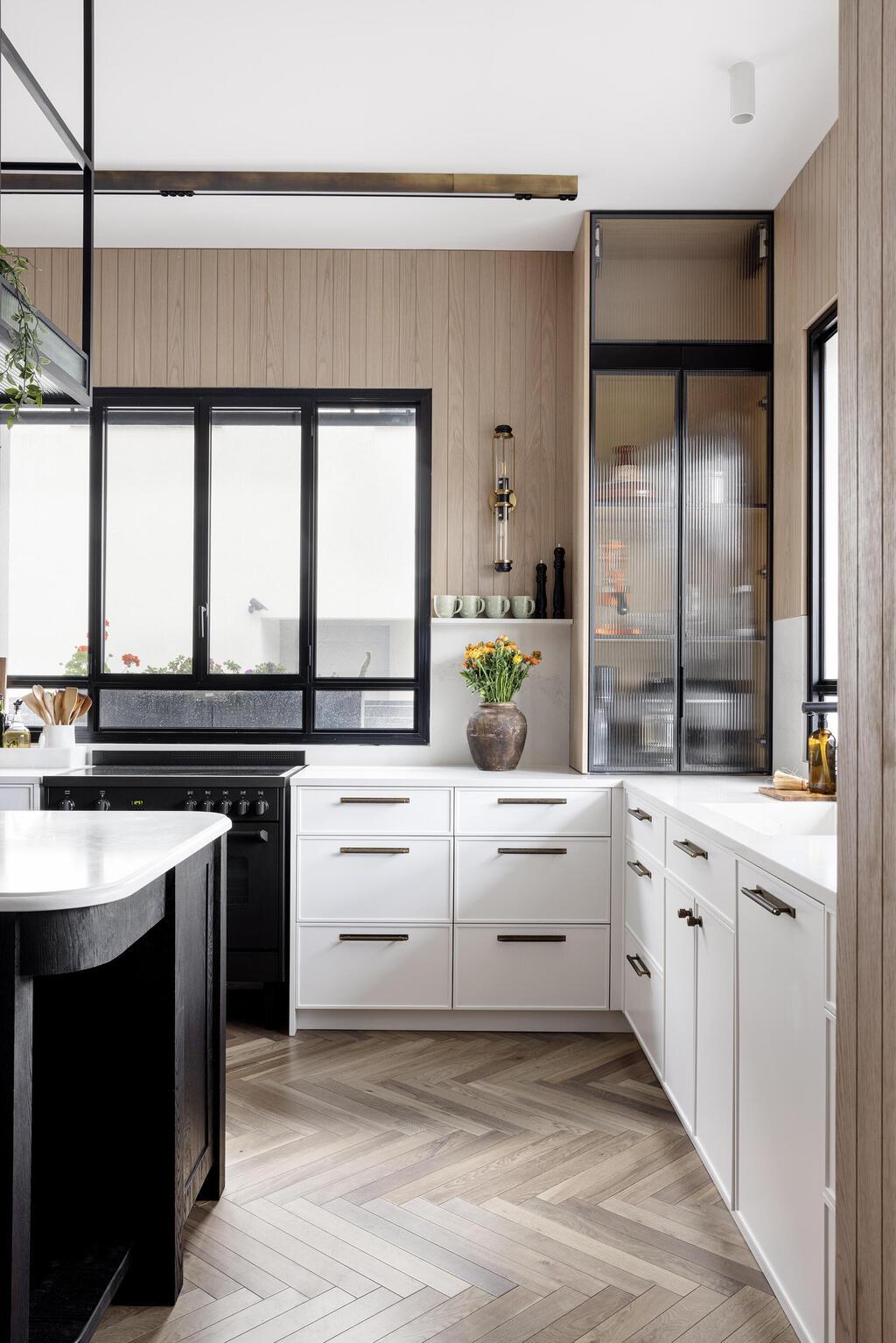 הקירות חופו בעץ בדוגמת סרגלים עדינים (צילום: איתי בנית) בית בשרון בתכנון עיצוב נירית פרנקל וקרן ניב טולדנו