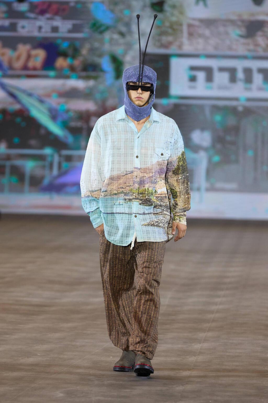 מכנסיים מודפסים בצבע חום-שוקולד וחולצה מודפסת ומשובצת אבני חן. ירדן חנוכה ל-JOR-D (צילום: עומרי רוזנגרט) התצוגה של ירדן חנוכה למותג JOR-D בשבוע האופנה תל אביב, 2025