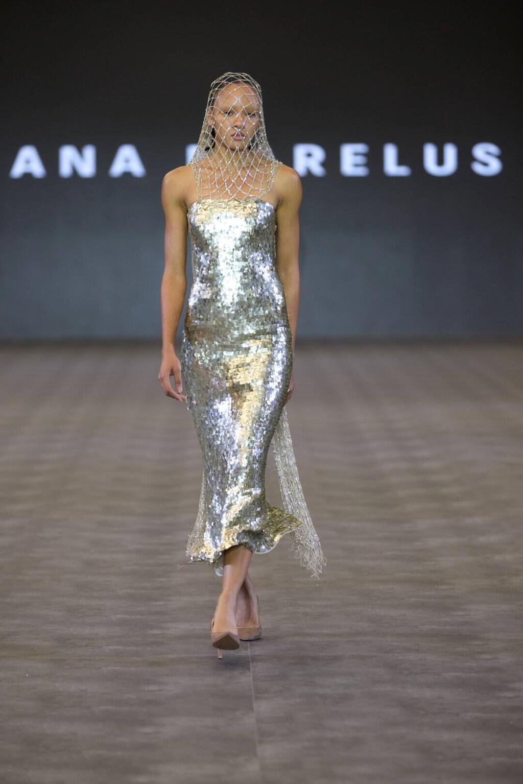 שמלת סטרפלס כסופה וסקסית באורך הנכון. חנה מרילוס (צילום: עומרי רוזנגרט) התצוגה של חנה מרילוס בשבוע האופנה תל אביב, 2025