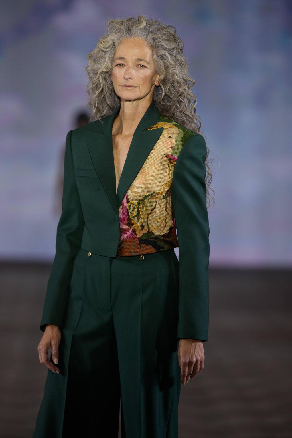 חליפה ירוקה בשילוב גובלן. יובל אלרואי בתצוגת האפ-קאמינג (צילום: עומרי רוזנגרט) התצוגה של יובל אלרואי במסגרת האפ-קאמינג בשבוע האופנה תל אביב, 2025