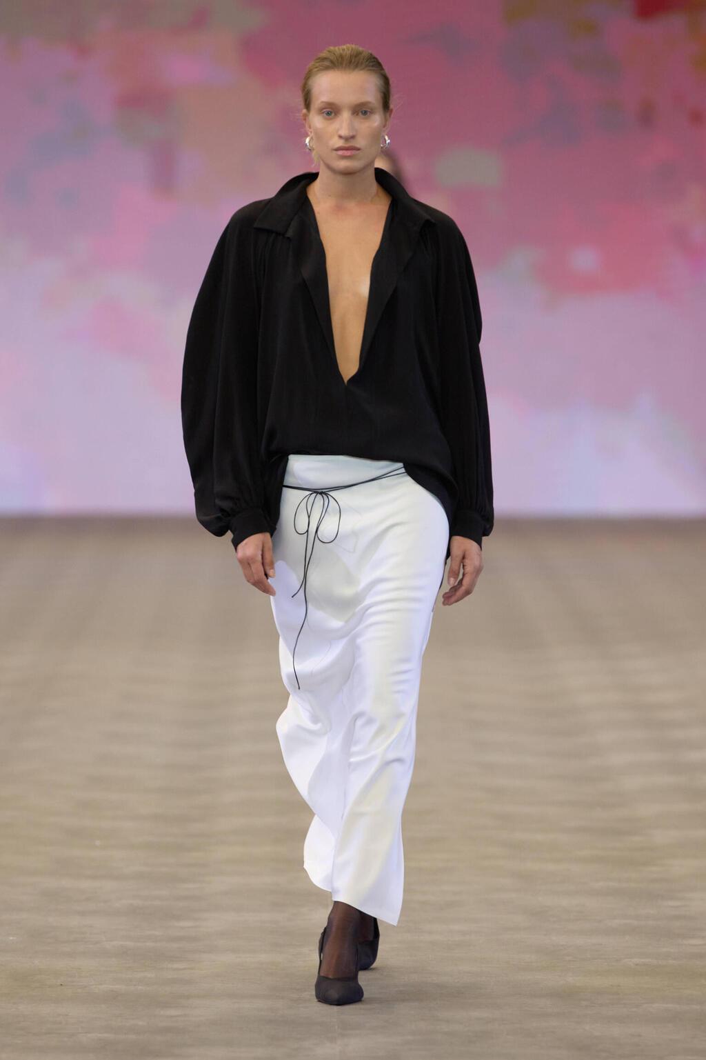 מערכת לבוש בעלת פרופורציות נהדרות. קיאן פרנקפורט (צילום: עומרי רוזנגרט) התצוגה של קיאן פרנקפורט בשבוע האופנה תל אביב, 2025