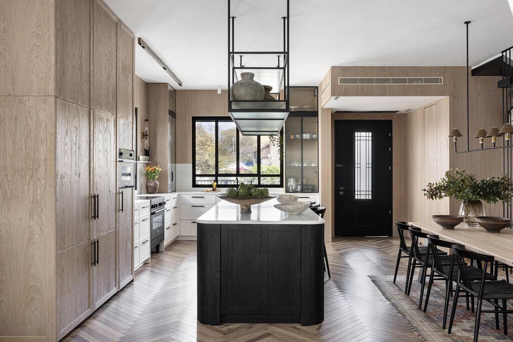 מטבח עם אי מרכזי וגדול (צילום: איתי בנית) בית בשרון בתכנון עיצוב נירית פרנקל וקרן ניב טולדנו