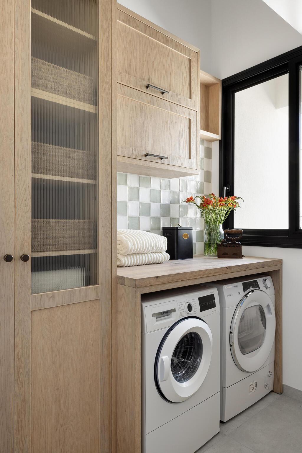 חדר כביסה שימושי ונוח (צילום: איתי בנית) בית בשרון בתכנון עיצוב נירית פרנקל וקרן ניב טולדנו