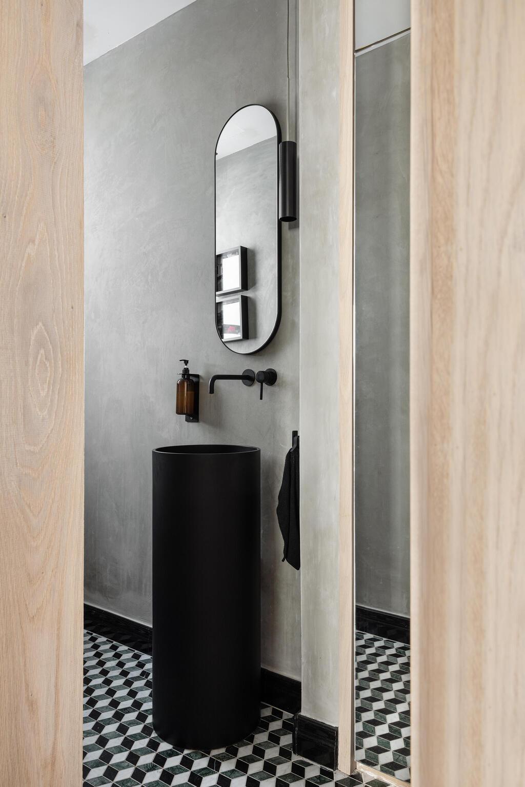 שירותי האורחים. ריצוף רטרו וכיור פיסולי (צילום: איתי בנית) בית בשרון בתכנון עיצוב נירית פרנקל וקרן ניב טולדנו