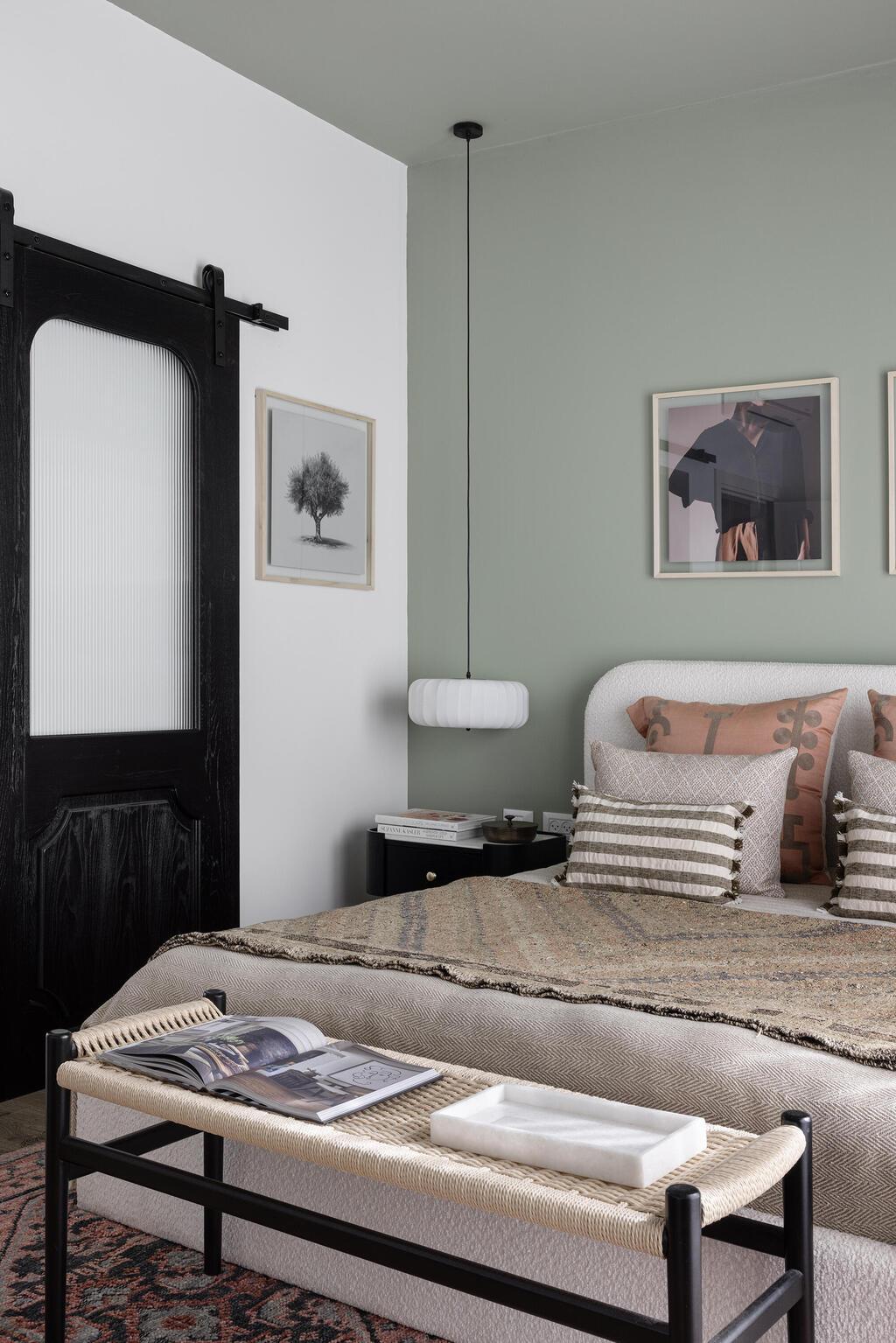 דלת אסם מכניסה עוד ממד כפרי (צילום: איתי בנית) בית בשרון בתכנון עיצוב נירית פרנקל וקרן ניב טולדנו