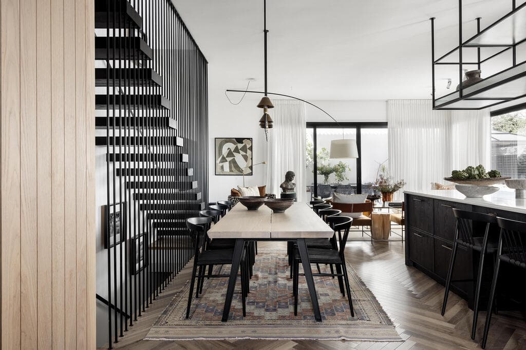 פינת האוכל בין המדרגות למטבח (צילום: איתי בנית) בית בשרון בתכנון עיצוב נירית פרנקל וקרן ניב טולדנו