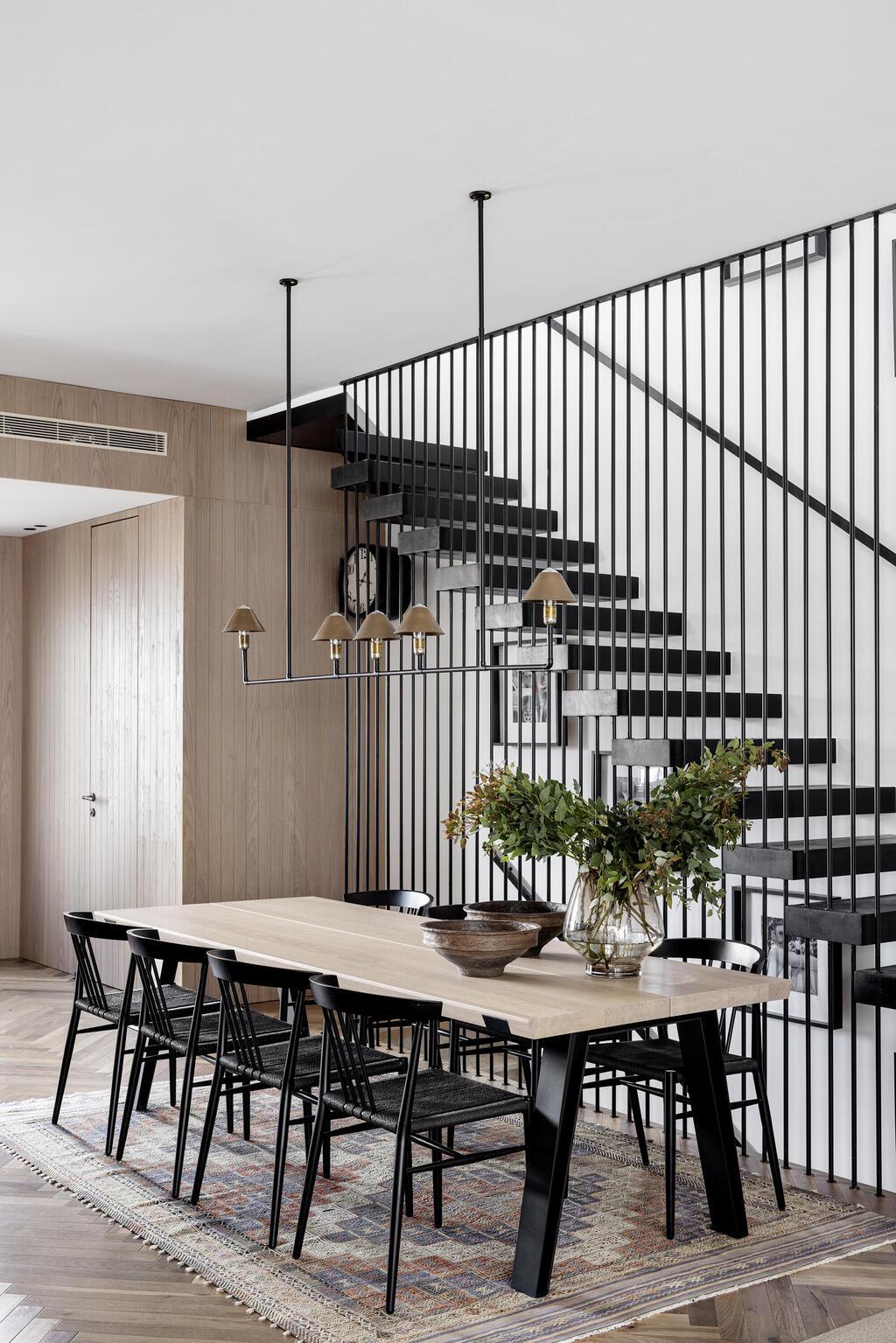 המדרגות המקוריות נשמרו ונצבעו בשחור. השאר הוחלף (צילום: איתי בנית) בית בשרון בתכנון עיצוב נירית פרנקל וקרן ניב טולדנו