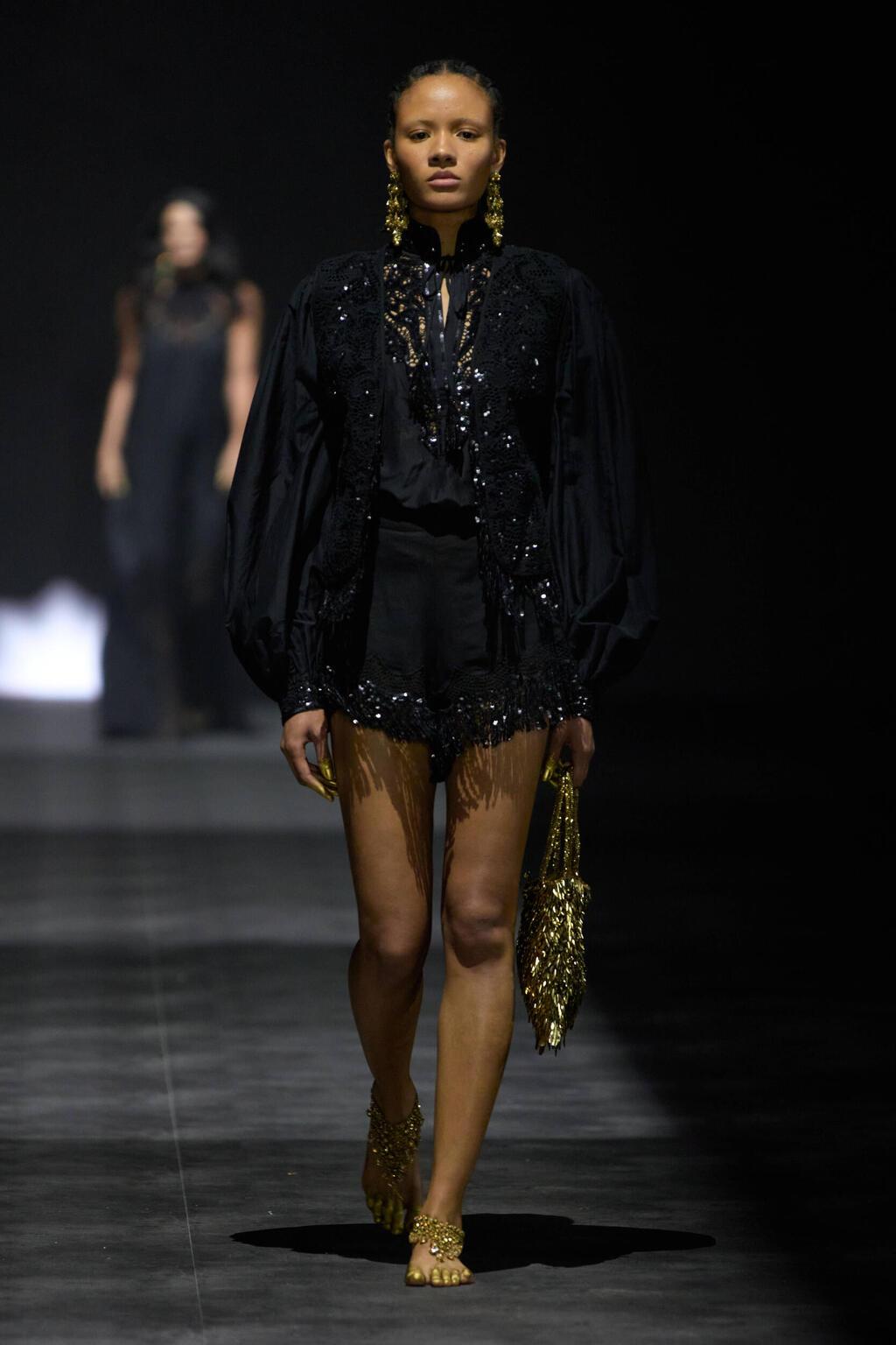 מראה עשיר בשחור וזהב. קובי הלפרין (צילום: עומרי רוזנגרט) התצוגה של קובי הלפרין בשבוע האופנה תל אביב, 2025