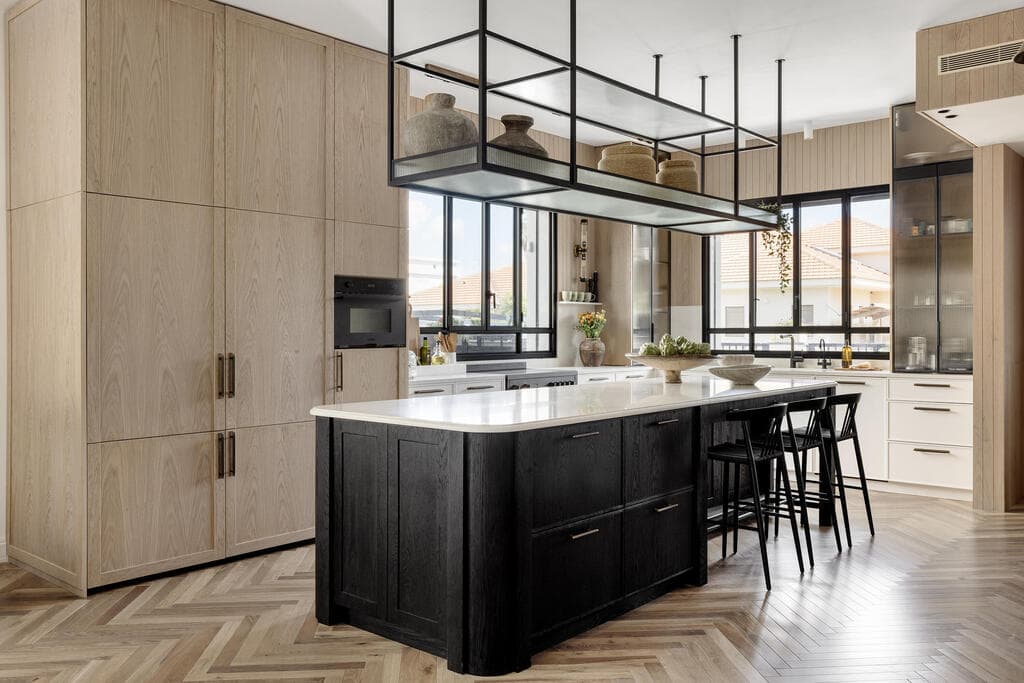 שילוב לבן, עץ ושחור במטבח אחד (צילום: איתי בנית) בית בשרון בתכנון עיצוב נירית פרנקל וקרן ניב טולדנו