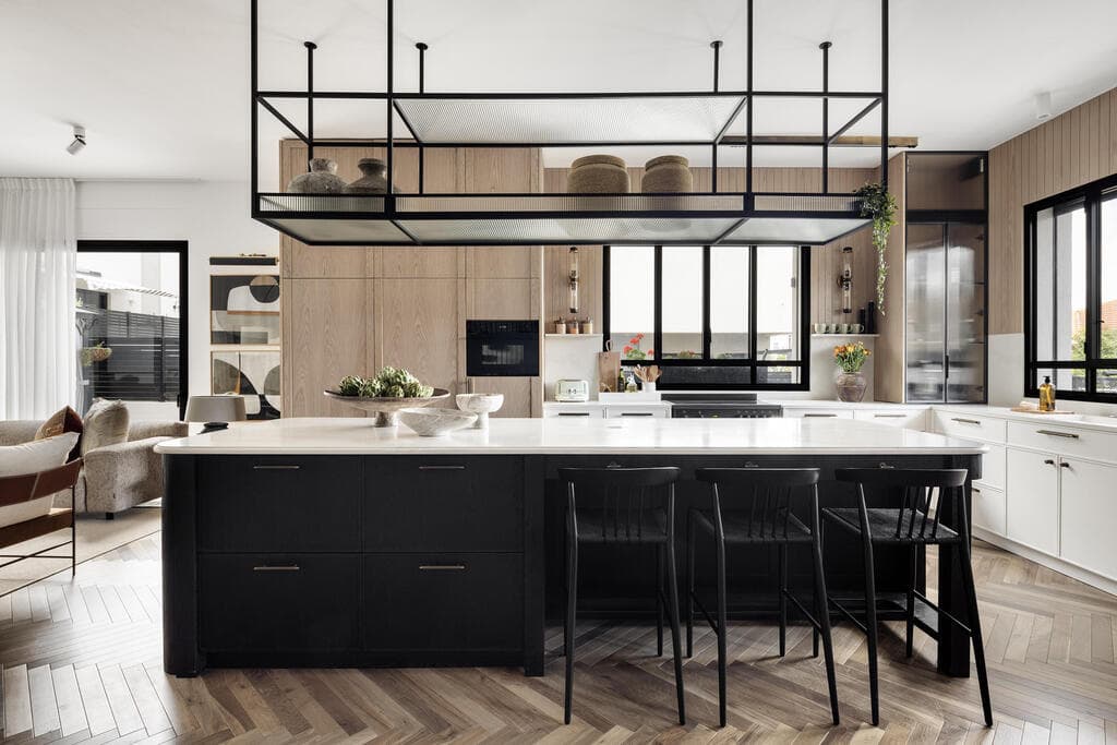 תחושה של בראסרי פריזאי (צילום: איתי בנית) בית בשרון בתכנון עיצוב נירית פרנקל וקרן ניב טולדנו