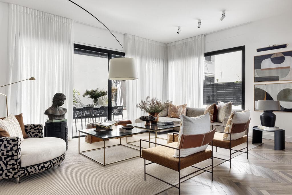 אחרי תכנון אולם התצוגה - ביקשו לתכנן לעצמם בית (צילום: איתי בנית) בית בשרון בתכנון עיצוב נירית פרנקל וקרן ניב טולדנו